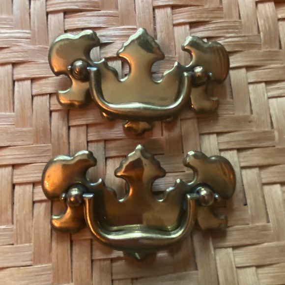 Set of 2 Antique Brass Decorative Drawer Pulls 4.00 width 2.50 OC - Picture 1 of 2